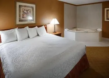 Days Inn by Wyndham St. Charles IL hotel thumbnail 4