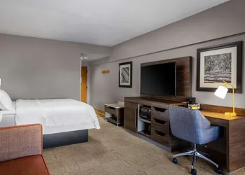 Hampton Inn & Suites State College at Williamsburg Square hotel thumbnail 6