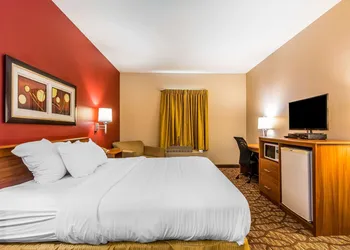 Quality Inn & Suites hotel thumbnail 8