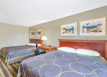 Super 8 by Wyndham Tilton/Lake Winnipesaukee hotel thumbnail 3