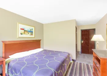 Super 8 by Wyndham Tilton/Lake Winnipesaukee hotel thumbnail 4