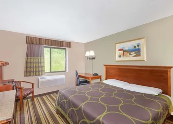 Super 8 by Wyndham Tilton/Lake Winnipesaukee hotel thumbnail 6