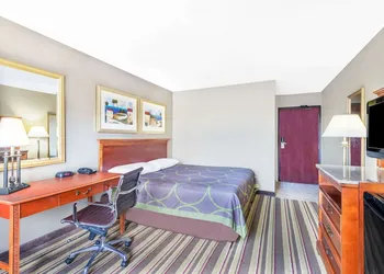 Super 8 by Wyndham Tilton/Lake Winnipesaukee hotel thumbnail 7