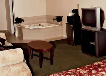 Colonie inn and Suites hotel thumbnail 3