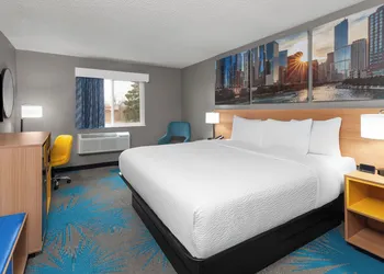 Days Inn by Wyndham Waukegan hotel thumbnail 2