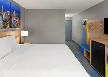 Days Inn by Wyndham Waukegan hotel thumbnail 6