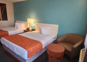 Howard Johnson by Wyndham Lindsay hotel thumbnail 6