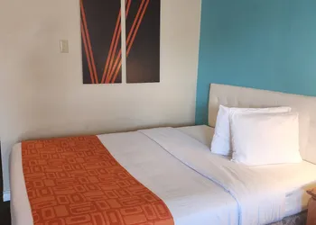 Howard Johnson by Wyndham Lindsay hotel thumbnail 7