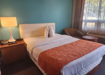 Howard Johnson by Wyndham Lindsay hotel thumbnail 8
