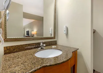 Quality Inn Lumberton North hotel thumbnail 7