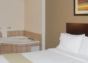 Holiday Inn Express & Suites Plainview by IHG hotel thumbnail 5