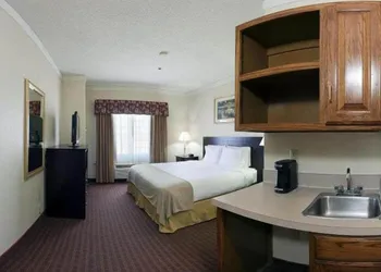 Holiday Inn Express & Suites Plainview by IHG hotel thumbnail 7