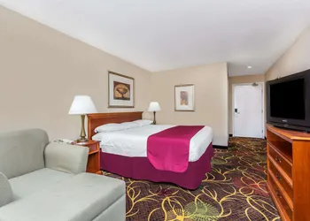 Baymont by Wyndham Cornelia hotel thumbnail 8