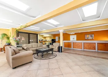 Econo Lodge Del Rio hotel thumbnail 2