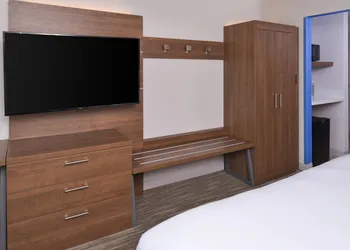 Holiday Inn Express & Suites Omaha - 120th and Maple by IHG hotel thumbnail 3