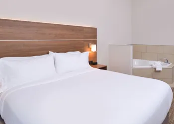 Holiday Inn Express & Suites Omaha - 120th and Maple by IHG hotel thumbnail 8