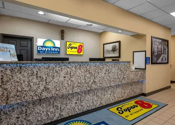 Super 8 by Wyndham Perrysburg/Toledo hotel thumbnail 2