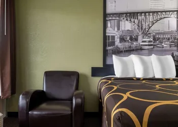 Super 8 by Wyndham Perrysburg/Toledo hotel thumbnail 3