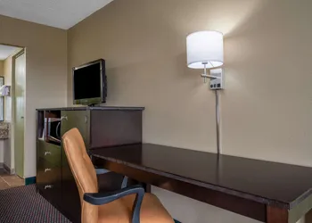 Super 8 by Wyndham Perrysburg/Toledo hotel thumbnail 7
