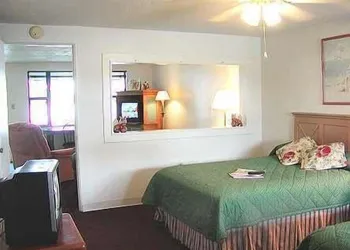 Lake Roy Beach Inn hotel thumbnail 6