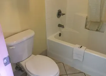 Luxury Inn and Suites Seaworld Lackland hotel thumbnail 4
