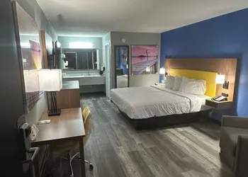 Days Inn & Suites by Wyndham Jennings hotel thumbnail 5