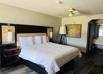 The Executive Inn & Suites hotel thumbnail 5