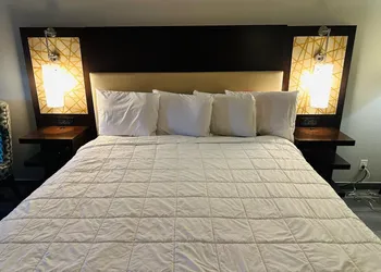 The Executive Inn & Suites hotel thumbnail 8