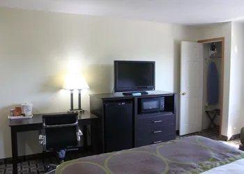 AmericInn by Wyndham West Burlington hotel thumbnail 6