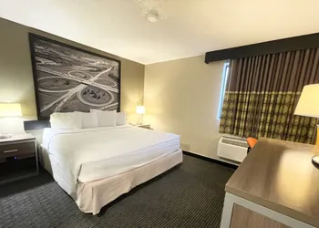 Super 8 by Wyndham St Charles hotel thumbnail 6