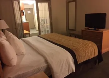 Comfort Inn & Suites hotel thumbnail 7