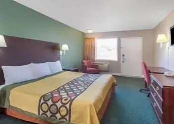Super 8 by Wyndham Durham/University Area NC hotel thumbnail 7