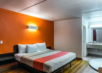 Motel 6 Cleveland, TX hotel thumbnail 6