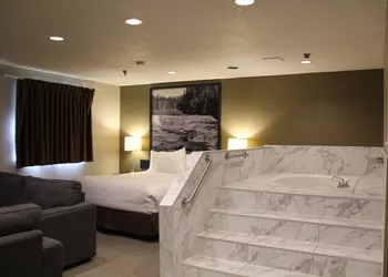 Super 8 by Wyndham Kamloops On The Hill hotel thumbnail 8