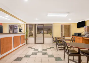 Super 8 by Wyndham Sumter hotel thumbnail 2