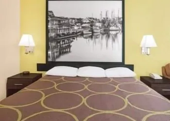 Super 8 by Wyndham Sumter hotel thumbnail 4