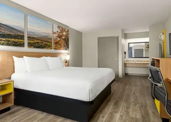 Days Inn by Wyndham Fulton hotel thumbnail 2