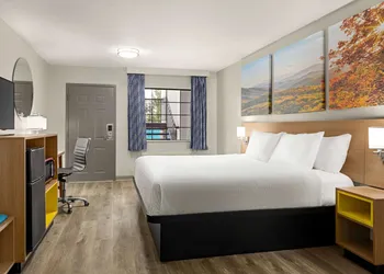 Days Inn by Wyndham Fulton hotel thumbnail 5