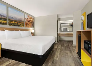 Days Inn by Wyndham Fulton hotel thumbnail 6
