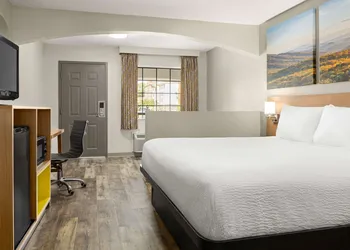 Days Inn by Wyndham Fulton hotel thumbnail 7
