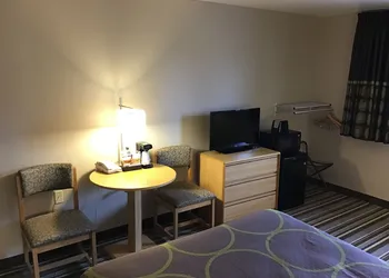 Super 8 by Wyndham Dillon hotel thumbnail 8
