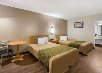 Econo Lodge Live Oak hotel thumbnail 5