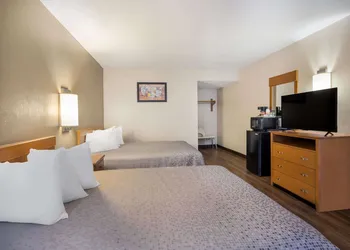 Econo Lodge Live Oak hotel thumbnail 8