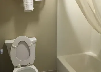 Regency Inn And Suites hotel thumbnail 7
