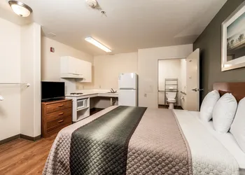 HomeTowne Studios by Red Roof Fresno - West hotel thumbnail 4