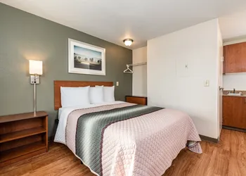HomeTowne Studios by Red Roof Fresno - West hotel thumbnail 6