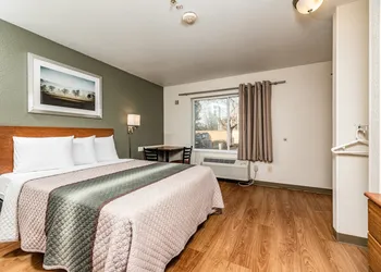 HomeTowne Studios by Red Roof Fresno - West hotel thumbnail 8