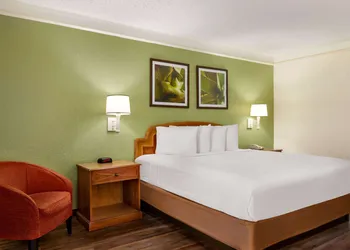 Baymont by Wyndham Intl Speedway/I-95/Daytona Beach hotel thumbnail 7
