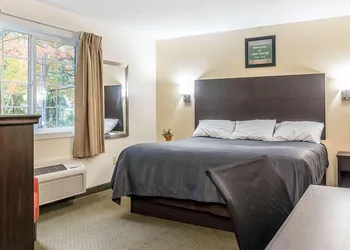 Blue Line Inn Lake George hotel thumbnail 3