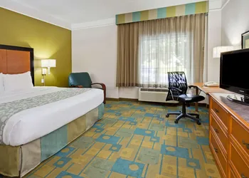 La Quinta Inn & Suites by Wyndham Ft. Lauderdale Airport hotel thumbnail 3